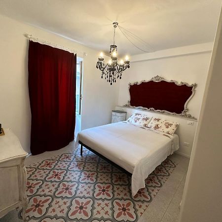 Elegante Stanza Rossa Mottino23 Bed & Breakfast Леричи Екстериор снимка